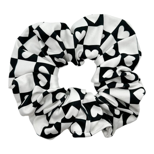 BLACK & WHITE CHECKERED HEARTS - OVERSIZED SCRUNCHIE