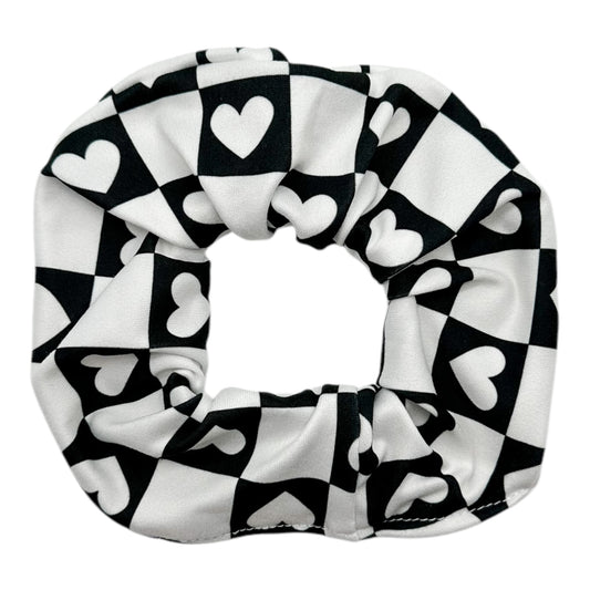 BLACK & WHITE CHECKERED HEARTS - SCRUNCHIE