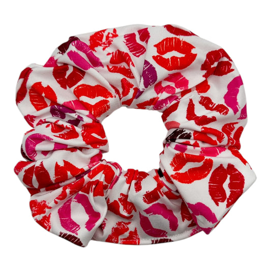 KISSES - OVERSIZED SCRUNCHIE